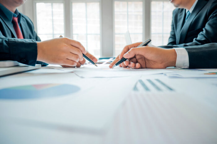 businesspeople-analyzing-investment-graph-meeting-brainstorming