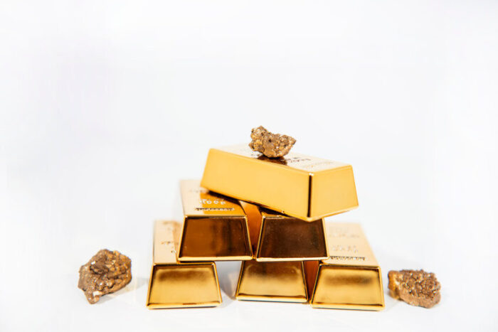 natural-quartz-gold-titanium-agate-crystal-with-gold-bars